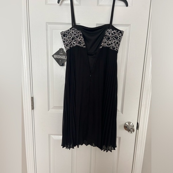 Super cute black dress - Picture 6 of 7